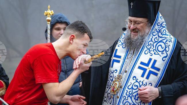 Над четиридесет мъже се включиха в ритуала за „спасяване“ на богоявленския кръст край Враца 