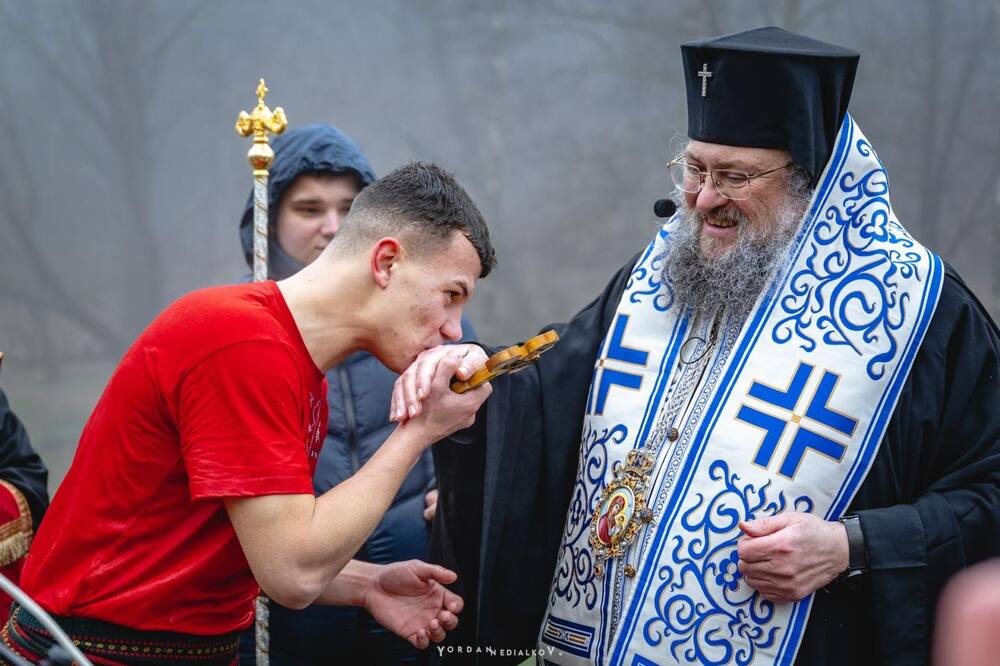 Над четиридесет мъже се включиха в ритуала за „спасяване“ на богоявленския кръст край Враца 