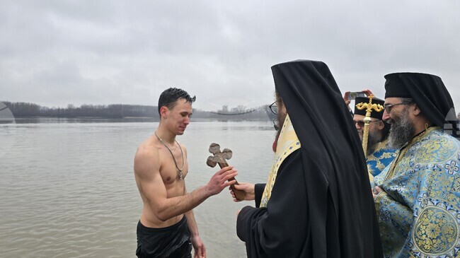 Кристиян Дочев извади кръста на Богоявление от водите на река Дунав във Видин
