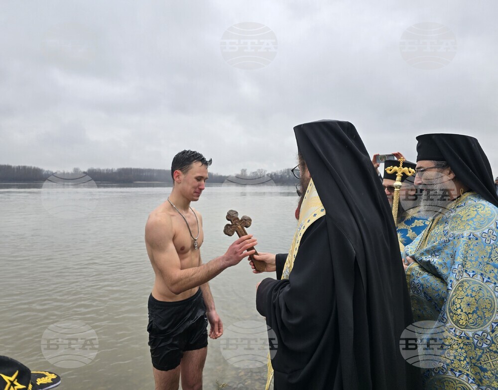 Кристиян Дочев извади кръста на Богоявление от водите на река Дунав във Видин