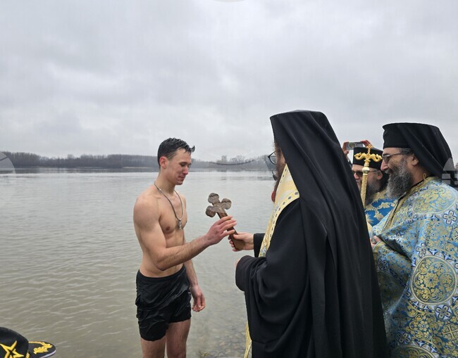 Кристиян Дочев извади кръста на Богоявление от водите на река Дунав във Видин