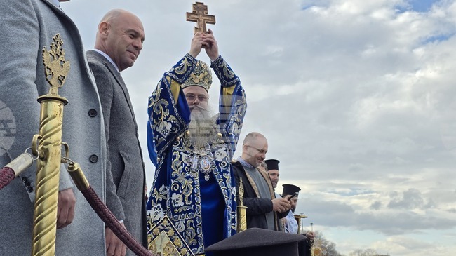 Пловдивският митрополит Николай отслужи Велик богоявленски водосвет на брега на река Марица в Пловдив