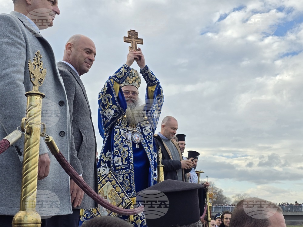 Пловдивският митрополит Николай отслужи Велик богоявленски водосвет на брега на река Марица в Пловдив
