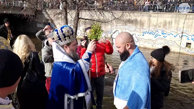 Велизар Георгиев извади богоявленския кръст от водите на река Банщица в Кюстендил