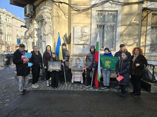 Ученици от българското неделно училище „Васил Априлов“ в Одеса се поклониха пред паметта на Христо Ботев