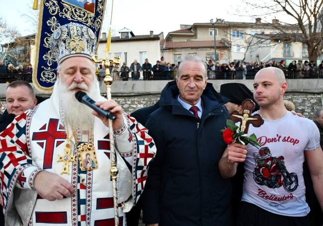 25-годишен асеновградчанин „спаси“ кръста в Асеновград