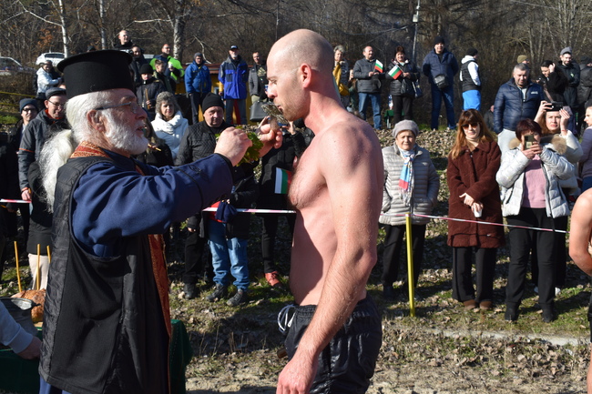 Община Разград: Ритуалът за спасяване на Богоявленския кръст бе изпълнен и тази година в Разград