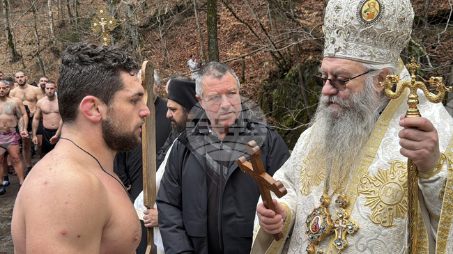 Богоявленския кръст от река Рилска край Рилския манастир извади 26-годишен национален състезател по борба