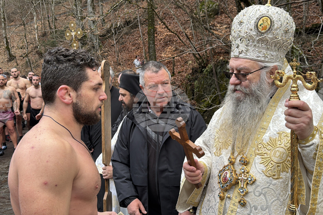 Богоявленския кръст от река Рилска край Рилския манастир извади 26-годишен национален състезател по борба