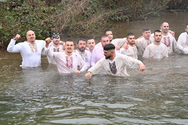 Светият кръст от водите на река Каменица в Угърчин извади 18-годишният Роселин Бачевски 