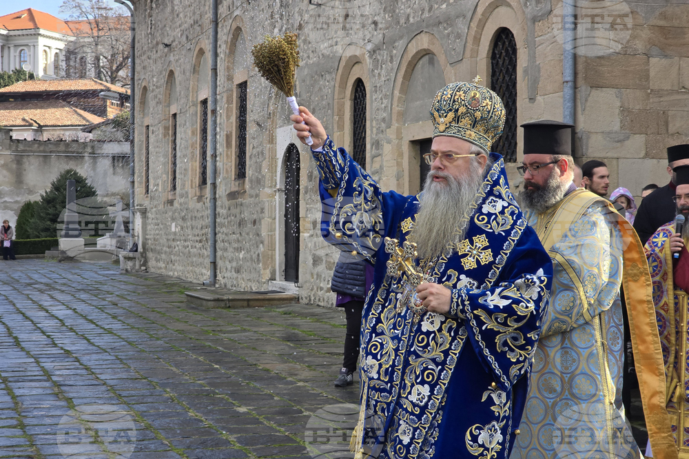Пловдив - Велик Богоявленски водосвет - изваждане на кръст