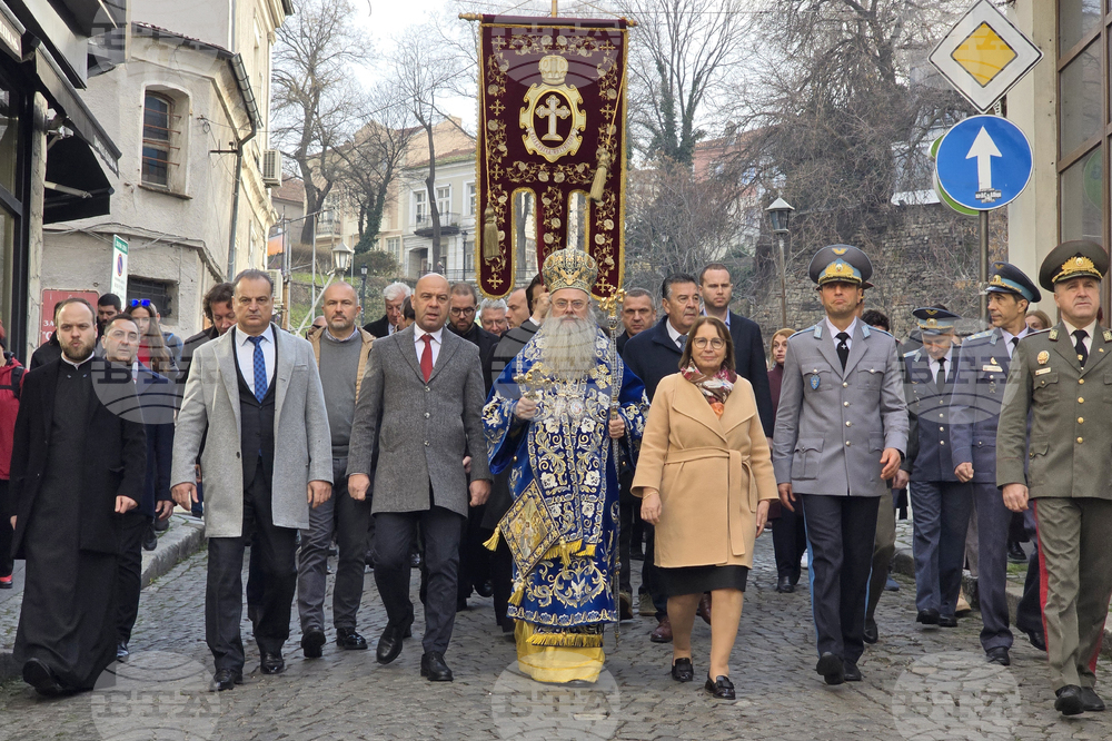 Пловдив - Велик Богоявленски водосвет - изваждане на кръст