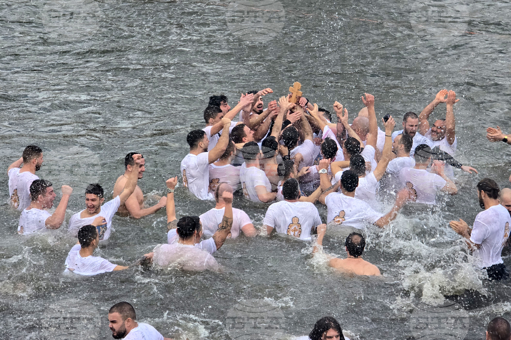Пловдив - Велик Богоявленски водосвет - изваждане на кръст