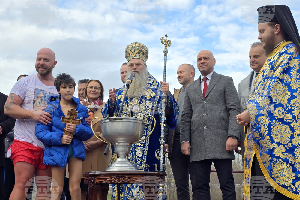 Пловдив - Велик Богоявленски водосвет - изваждане на кръст
