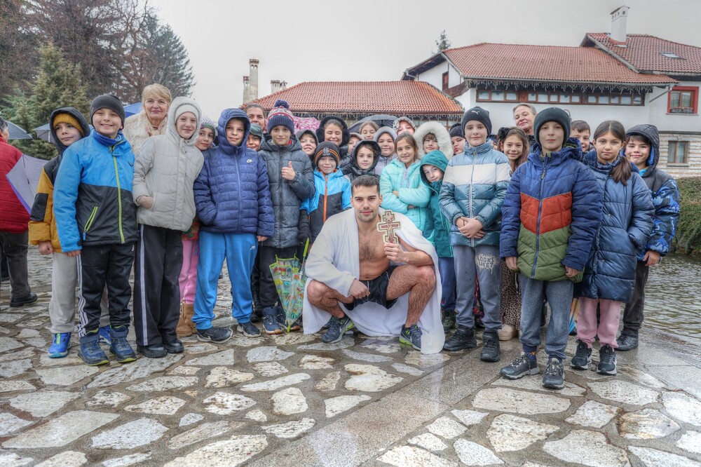 Стефан Анастасов извади Светия кръст в Банско