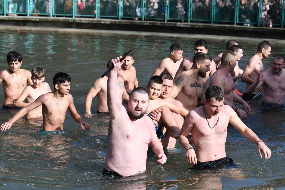 34-годишен старозагорец спаси кръста, пожела си да е здрав, а на съгражданите си - да пазят традициите