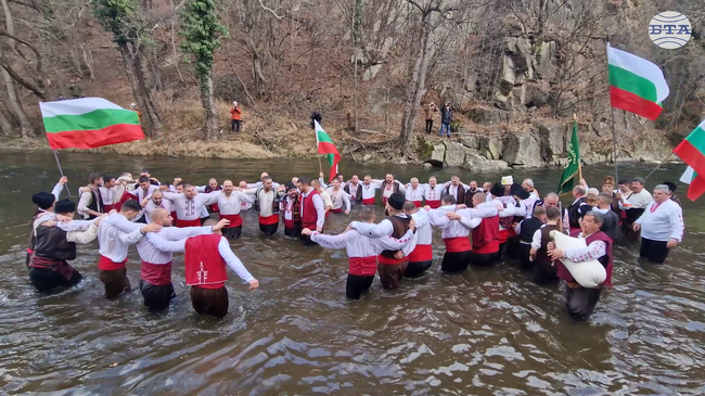 С мъжко хоро във водите на река Видима и изпълнение на живо на Валя Балканска отбелязаха Богоявление в Априлци