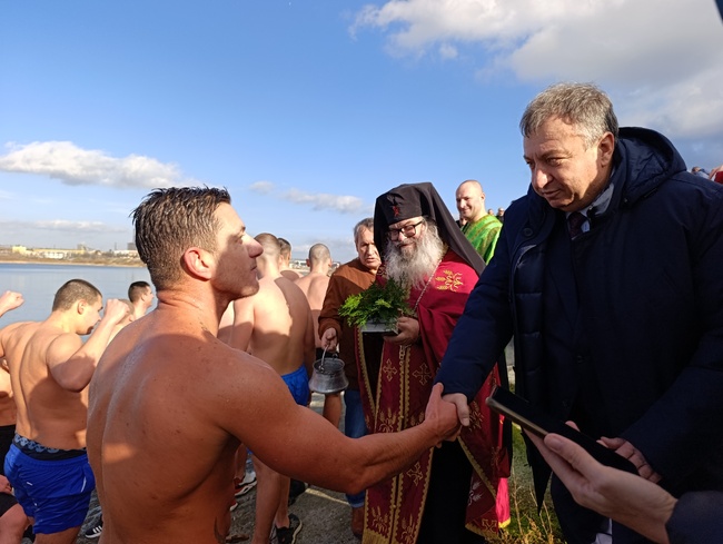 Община Шумен: Георги Василев извади първи кръста от водата на Богоявление 