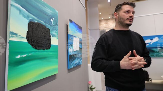 Художникът Стоян Илев представя пред бургаската публика изложбата си "Плитки вълни"