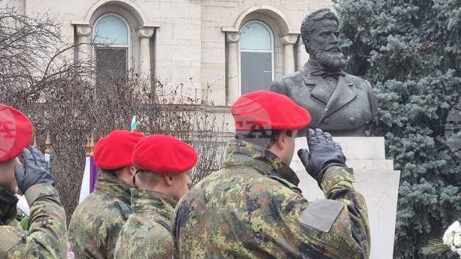 Пред паметника на Христо Ботев във Велико Търново с военен ритуал бяха почетени 178 г. от рождението на поета и революционер