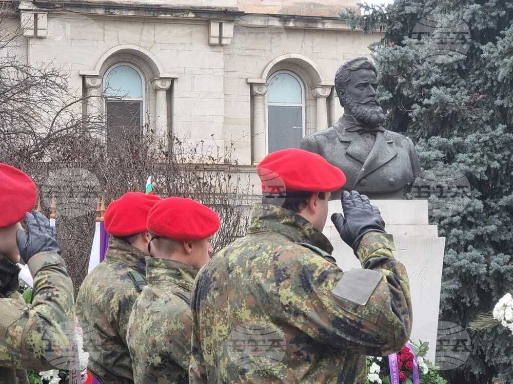 Пред паметника на Христо Ботев във Велико Търново с военен ритуал бяха почетени 178 г. от рождението на поета и революционер