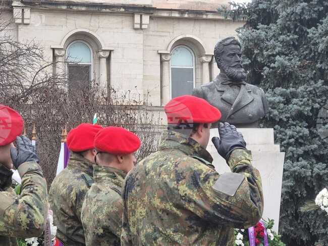 Пред паметника на Христо Ботев във Велико Търново с военен ритуал бяха почетени 178 г. от рождението на поета и революционер