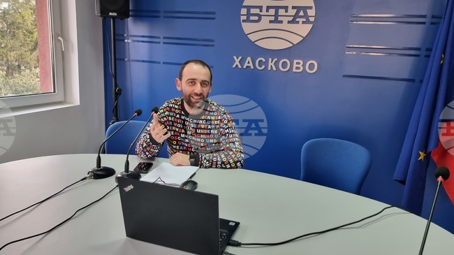 Учениците ни са отворени към промяната на валутата, но искат и повече яснота, каза преподавателят по икономика от Хасково Ивайло Данев 