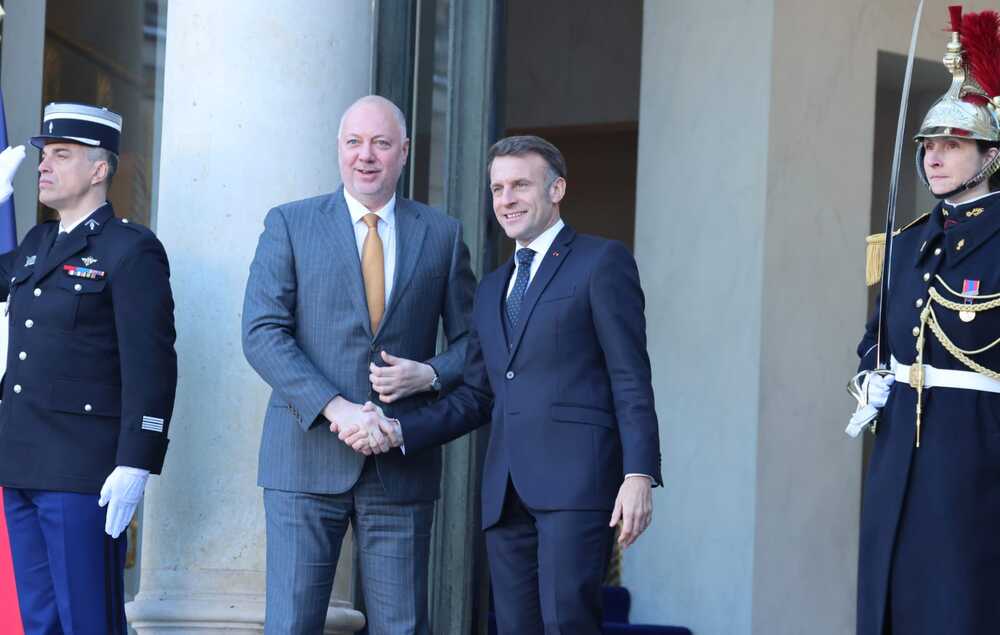 МС: Премиерът Росен Желязков пристигна в Париж за участие в срещата на Коалицията на желаещите