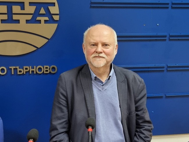 Историкът и политолог проф. Тодор Галунов участва в представянето на списание ЛИК, посветен на българските пари в пресклуба на БТА във Велико Търново