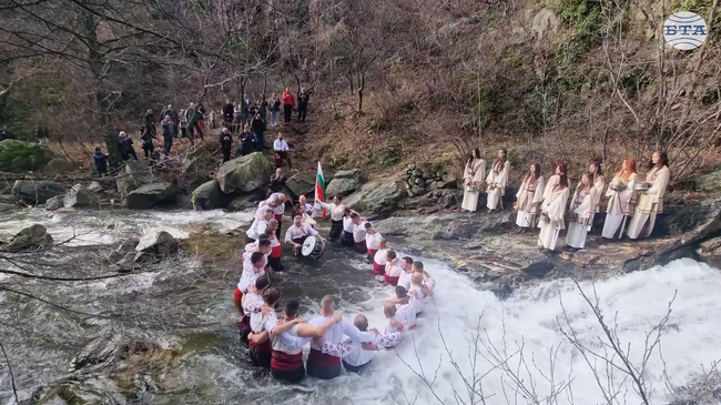 Мълчано мъжко хоро беше изиграно във водите на река Мъглижка на Богоявление