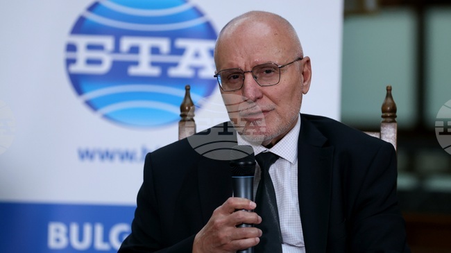 Приемането на еврото не е резултат на рязък завой, а продължение на път, по който България върви от много години, каза управителят на БНБ Димитър Радев