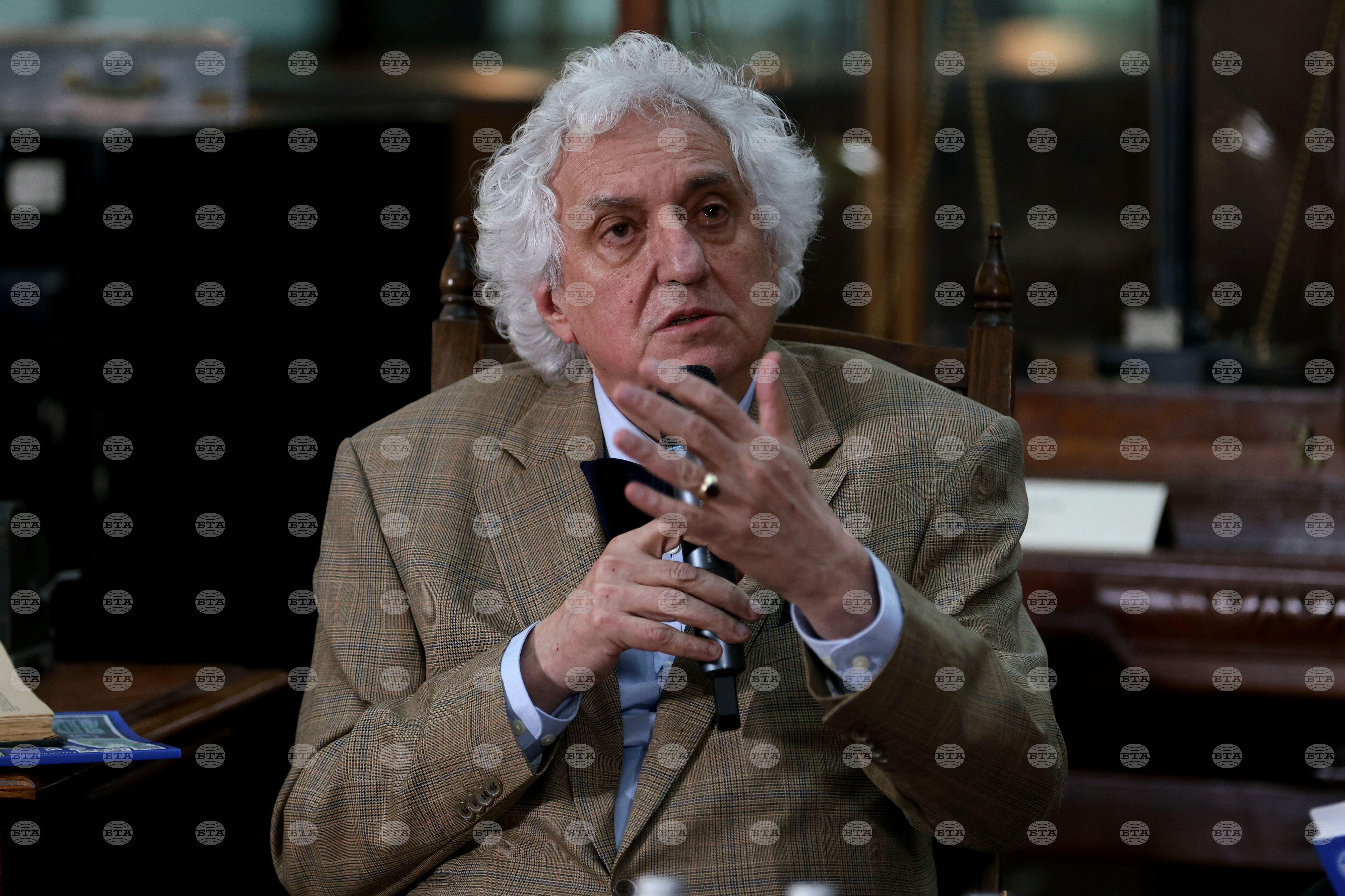 Доц. Георги Лозанов ще изнесе лекция за българската фотография на ХХ век в Софийската градска художествена галерия