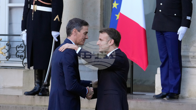 ЕФЕ: Макрон изрази солидарност със Санчес след търговските заплахи на Тръмп срещу Испания