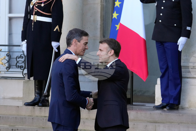 ЕФЕ: Макрон изрази солидарност със Санчес след търговските заплахи на Тръмп срещу Испания