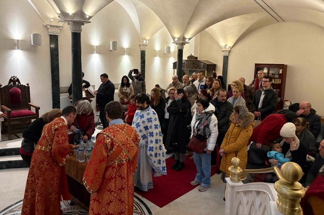 Велик водосвет и празнична литургия бяха отслужени на Богоявление от иконом д-р Добромир Димитров в църквата „Св. Йоан Рилски“ в Лондон