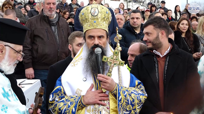 Осемнадесетгодишният Васил Борисов извади богоявленския кръст от водите на езерото в столичния квартал "Дружба"