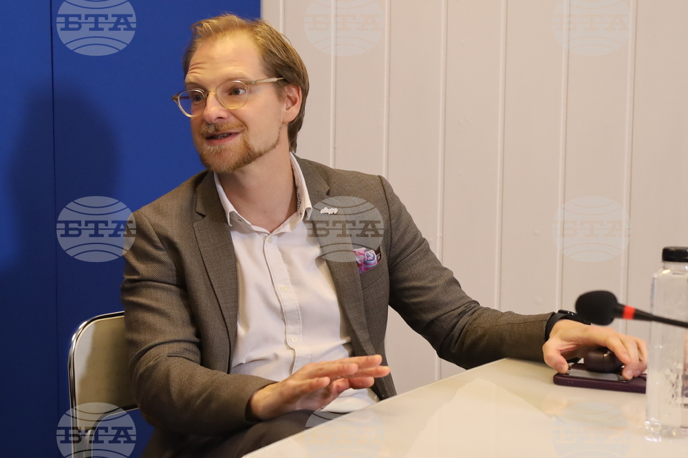 Product Manager Compares Eurozone to Lens that Reveals Positives and Negatives