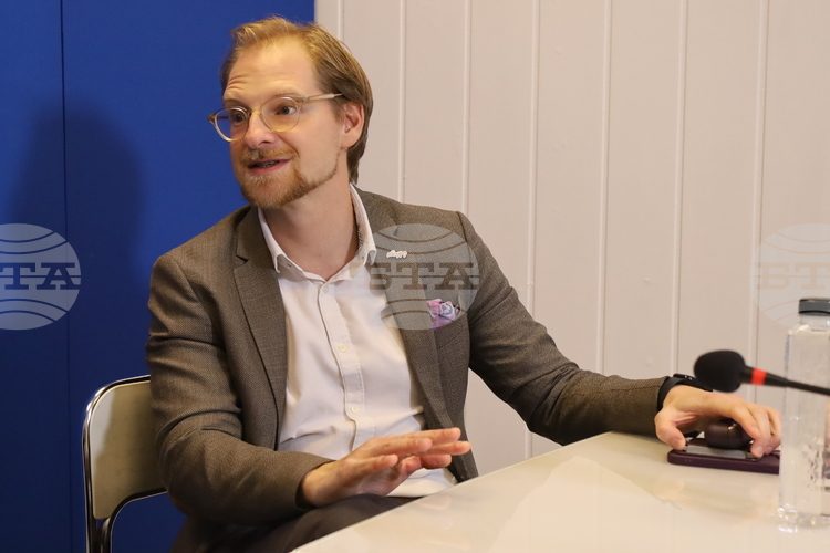 Product Manager Compares Eurozone to Lens that Reveals Positives and Negatives