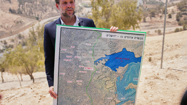 Израелският финансов министър призова за закриване на ръководения от САЩ център за Газа