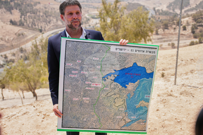 Израелският финансов министър призова за закриване на ръководения от САЩ център за Газа