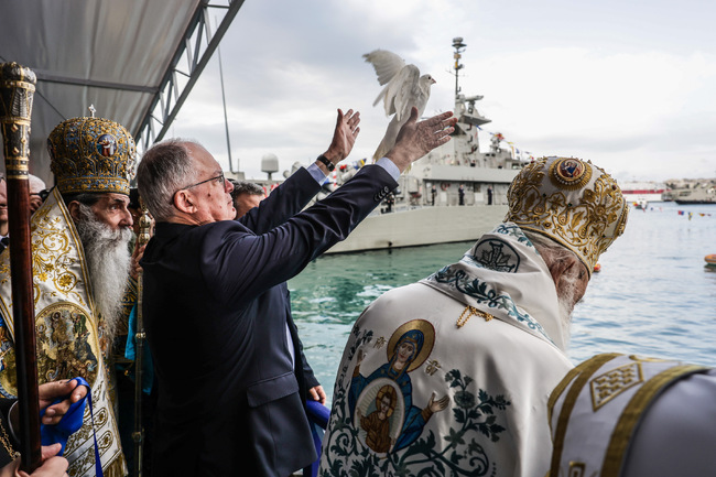 АНА-МПА: Тържествата по случай Богоявление в Атина се състояха на кея на Пирея в присъствието на президента Тасулас