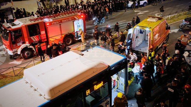 Тийнейджър загина, след като автобус блъсна ултраортодоксални евреи в Йерусалим, протестиращи срещу наборната военна служба в израелската армия