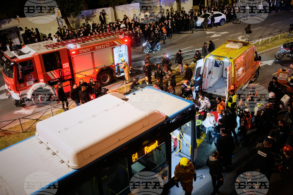 Тийнейджър загина, след като автобус блъсна ултраортодоксални евреи в Йерусалим, протестиращи срещу наборната военна служба в израелската армия