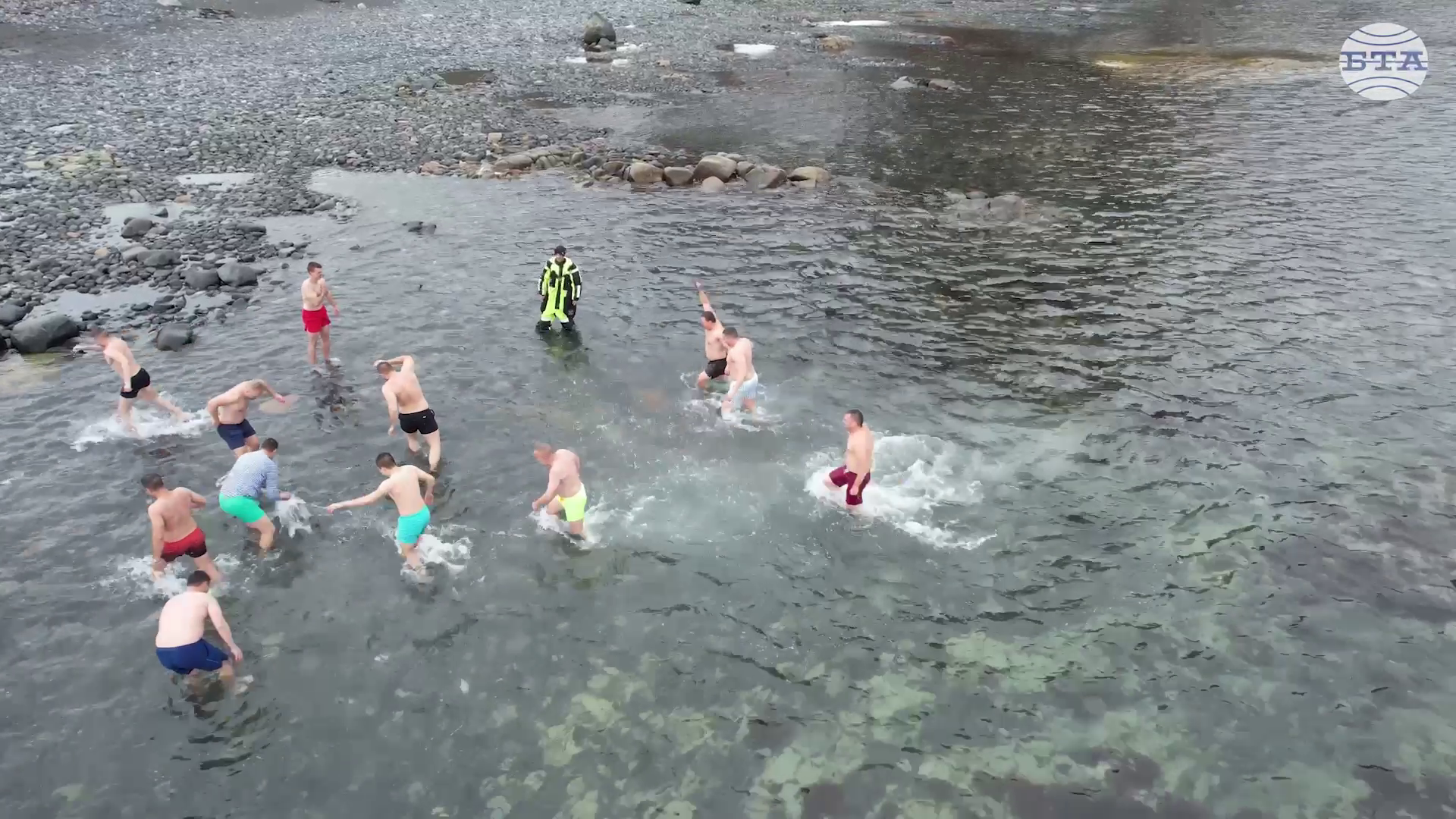 Традиционно хвърляне на богоявленския кръст се състоя във водите на Антарктика