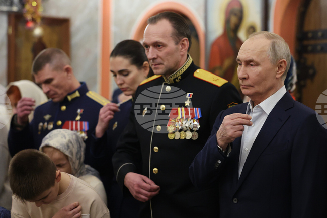 Путин приветства "свещената мисия" на руските войски по време на православната коледна служба близо до Москва