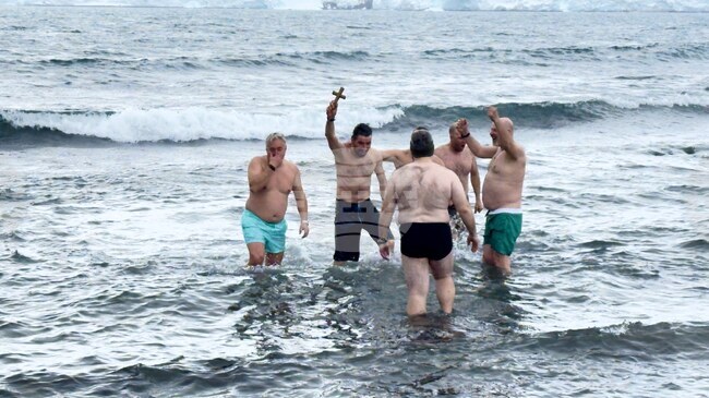 Традицията за хвърляне на кръста на Богоявление беше спазена и от участниците в 34-тата българска антарктическа експедиция