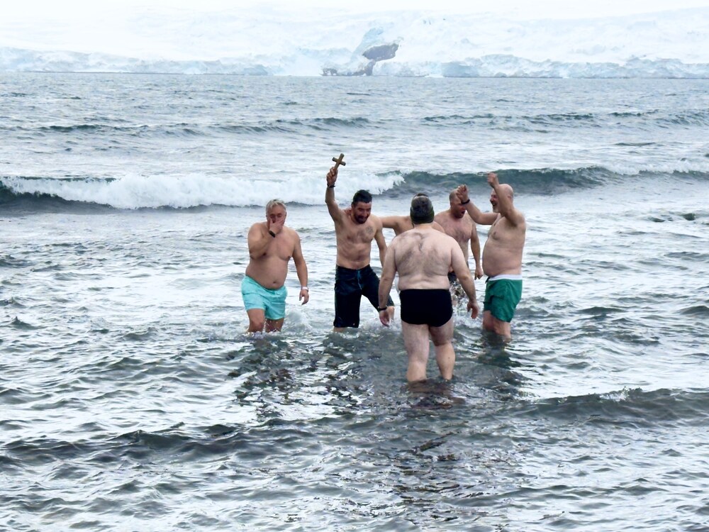 Традицията за хвърляне на кръста на Богоявление беше спазена и от участниците в 34-тата българска антарктическа експедиция