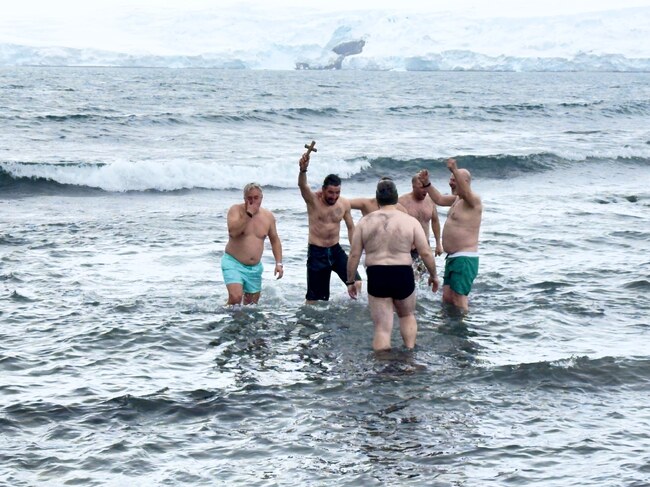 Традицията за хвърляне на кръста на Богоявление беше спазена и от участниците в 34-тата българска антарктическа експедиция
