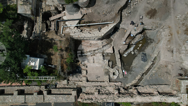 Част от римски мраморен басейн и средновековна църква са сред последните открития при археологическите разкопки на Акве Калиде в Бургас 