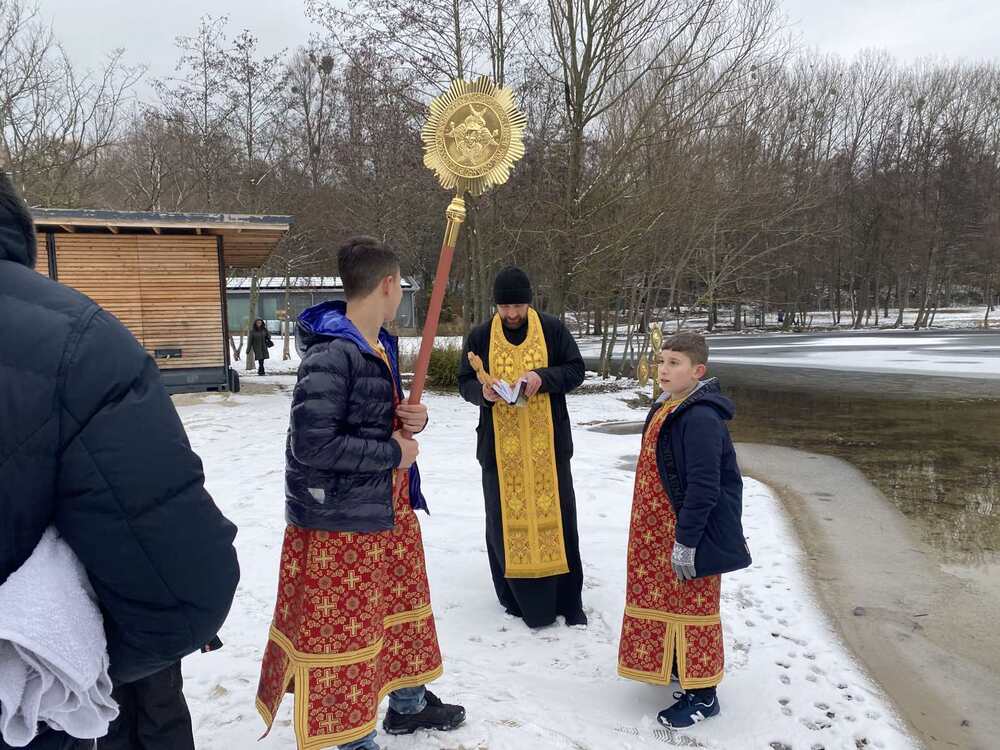 Традицията за хвърляне на кръста на Богоявление бе спазена за първи път в Българската църковна община „Свети Теодосий Търновски“ в Кьолн-Бон